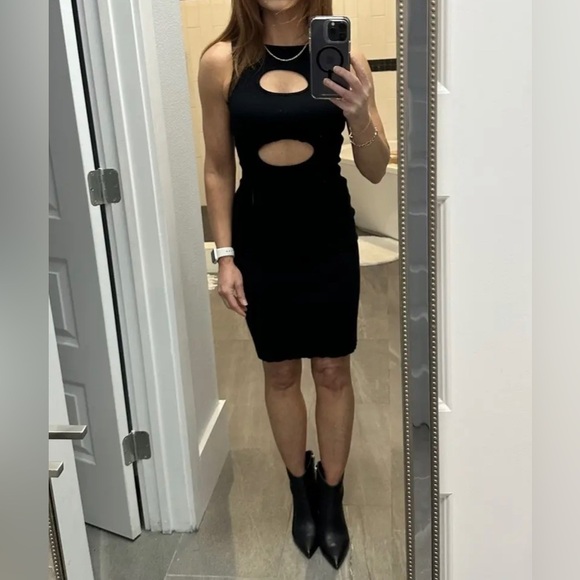 Victor Glemaud
Knit Cutout Bodycon Dress size XL - Picture 6 of 12